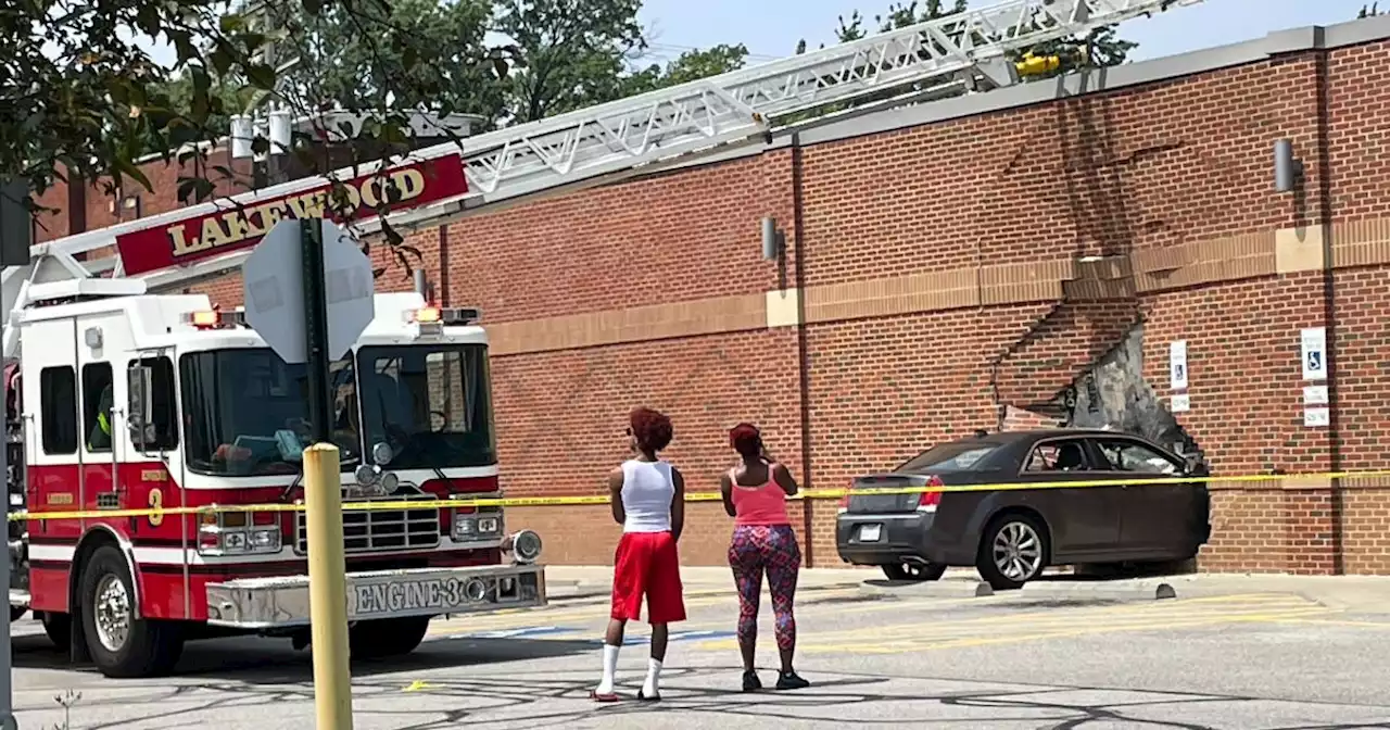 Car crashes into Lakewood Aldi, injuring 2 bystanders; store closes for repairs