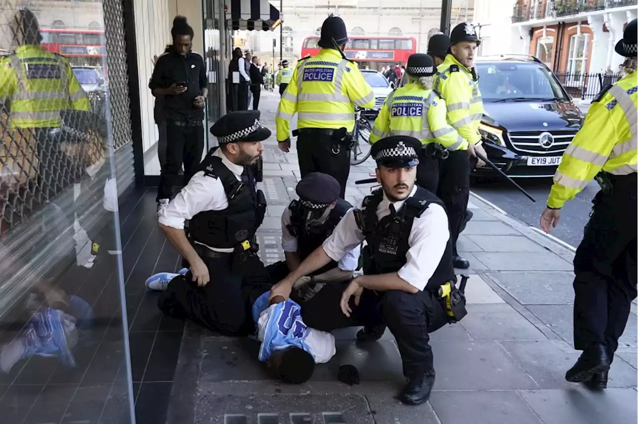 London’s Oxford Street Descends Into Chaos as TikTok-fueled Rioters Clash With Police