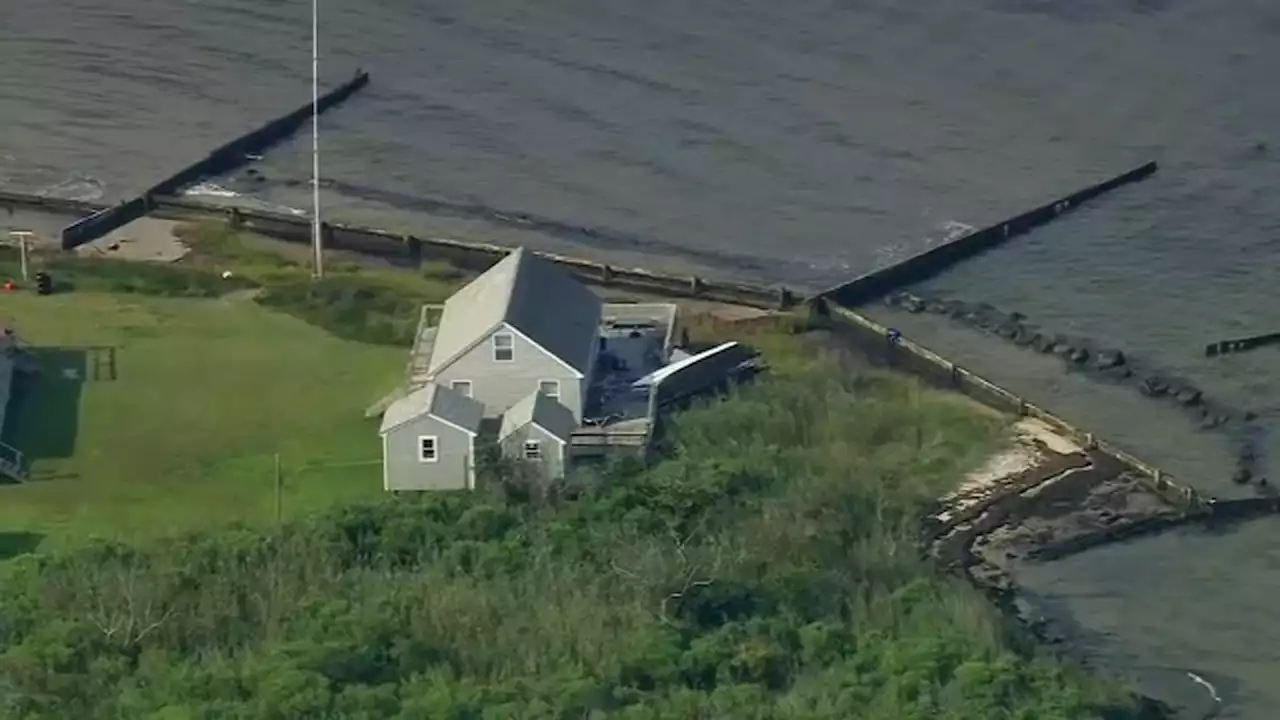 1 killed when boat leaves water, flips upside down on West Fire Island