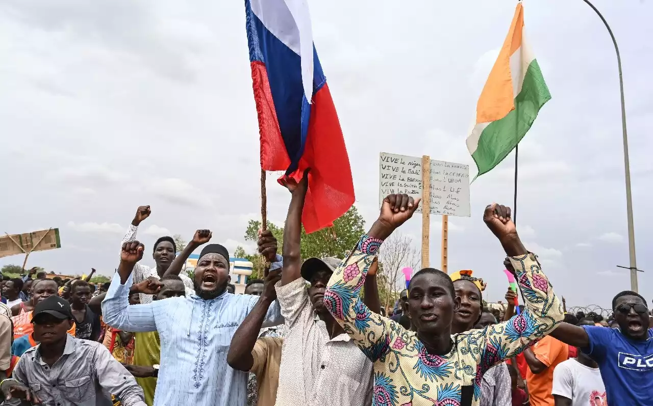 Niger : des partisans du régime militaire manifestent près de la base française à Niamey