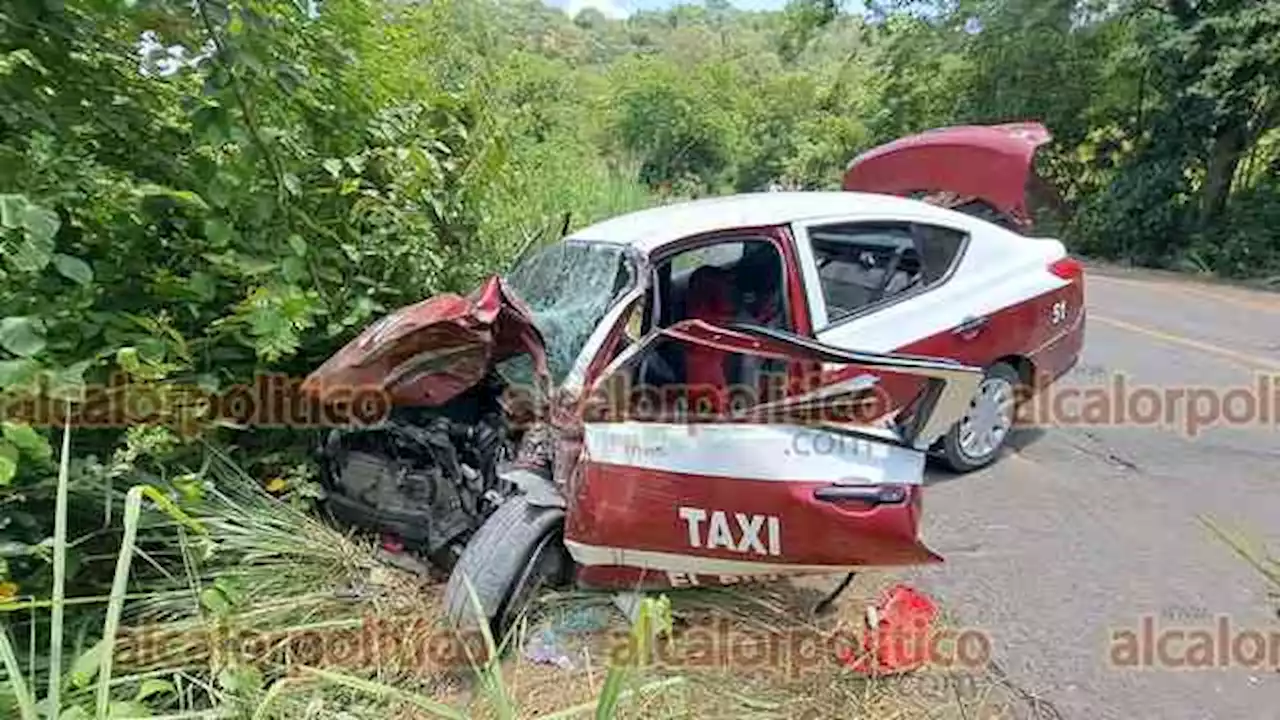 Choque entre taxi y volteo deja 4 muertos, una niña entre ellos