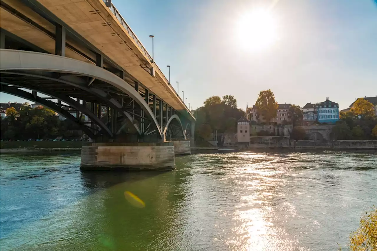 Klimaaktivisten erzwingen Stopp des Schiffsverkehrs auf dem Rhein in Basel