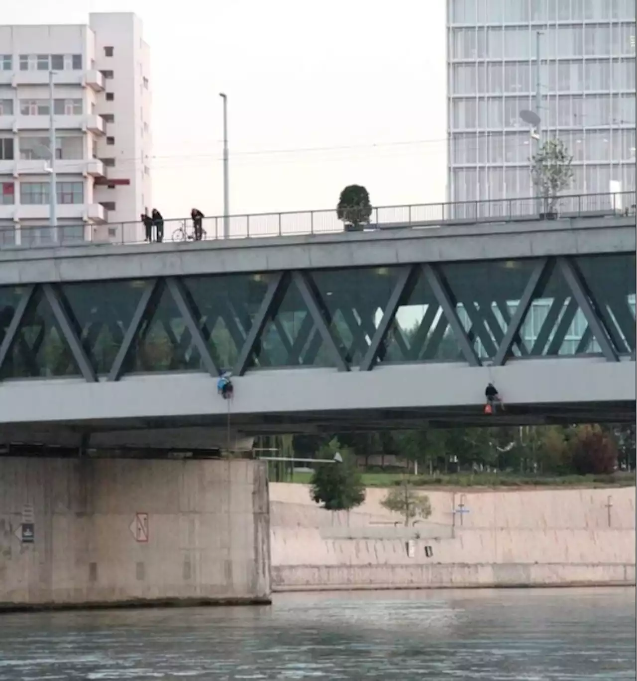 Klimaaktivisten blockieren Rheinhäfen in Basel