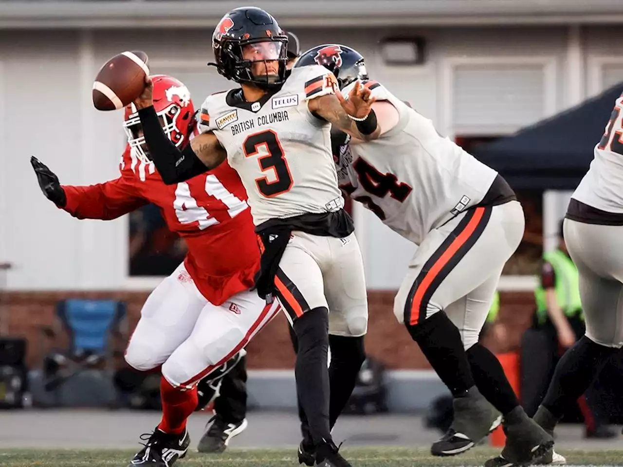 Stampeders linebacker Micah Awe praises quarterback Vernon Adams