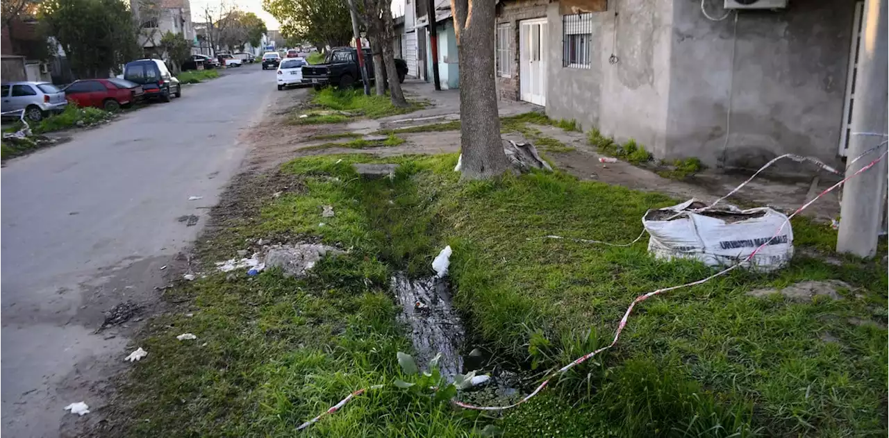 Acribillan de quince balazos a un hombre que iba en bicicleta en Rosario