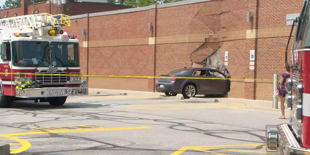 New Video: Car slams into Lakewood Aldi; 2 people injured