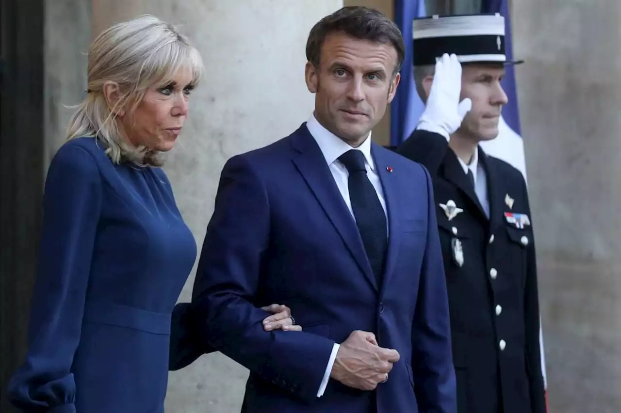 Emmanuel et Brigitte Macron : leurs vacances très discrètes à Brégançon - Closer