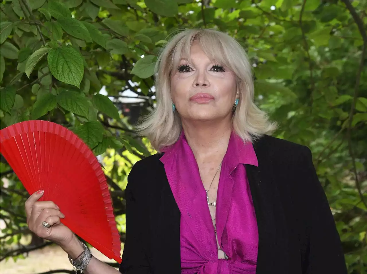 'Toutes des salopes' : Amanda Lear se lâche sur les Miss Météo - Closer