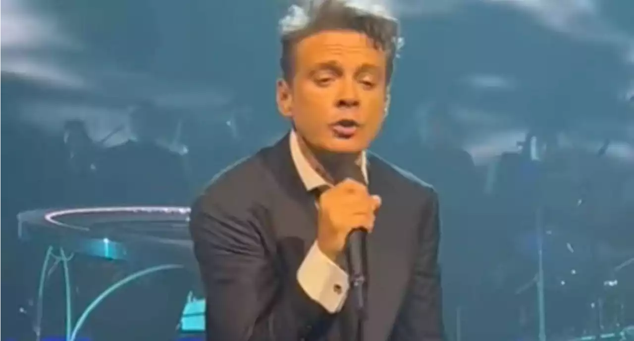 Luis Miguel rompe un vaso durante su concierto y regala momento divertido a sus fans