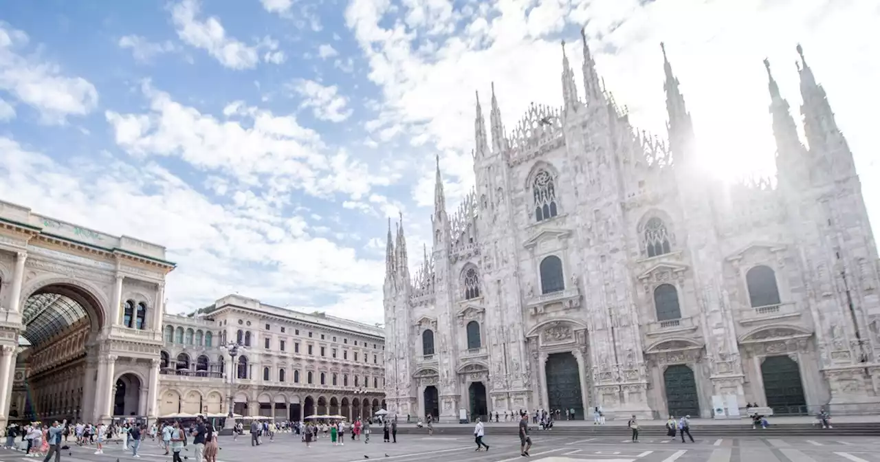 Due persone si sono arrampicate sulla guglia maggiore del Duomo di Milano