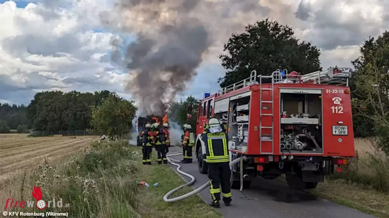 D: Brennende Quaderballenpresse in Rotenburg noch auf asphaltierten Feldweg gezogen