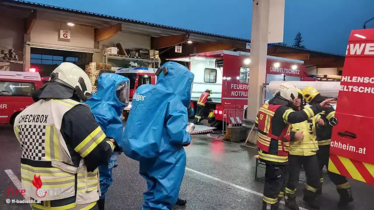 Oö: Feuerwehren in Bad Ischl beüben Gefahrguteinsatz im Baumarkt