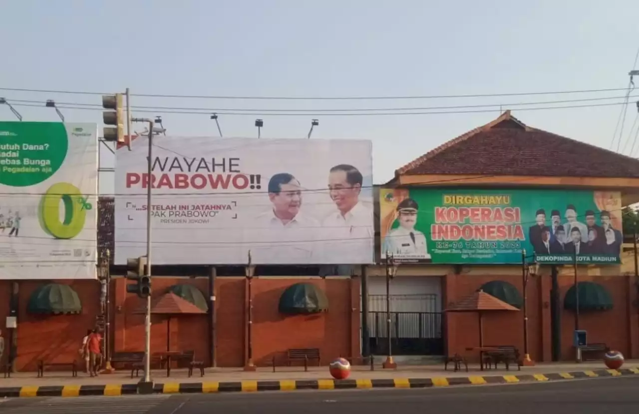 Billboard Wayahe Prabowo Bersama Jokowi Muncul di Madiun