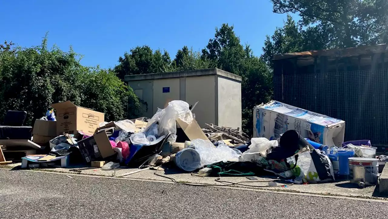 Près de Toulouse, le parking d’une résidence se transforme en dépotoir