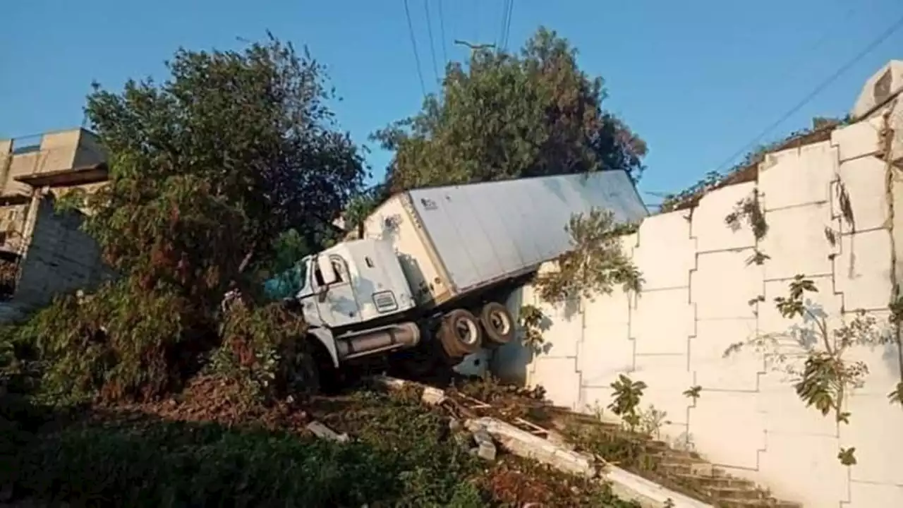 Vuelca tráiler en la autopista Chamapa Lechería y combi en la México Querétaro