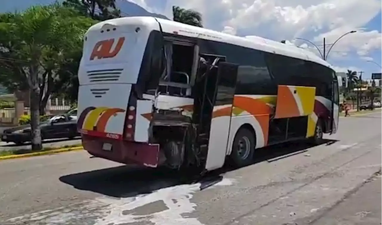 En Veracruz, choque entre autobús y tren deja personas lesionadas