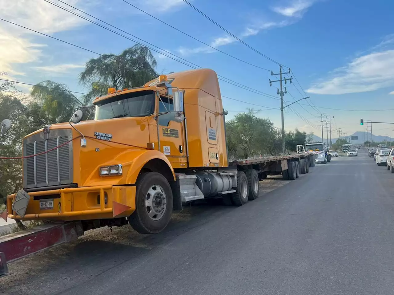 Tráiler choca contra tren, carro y triciclo en Escobedo