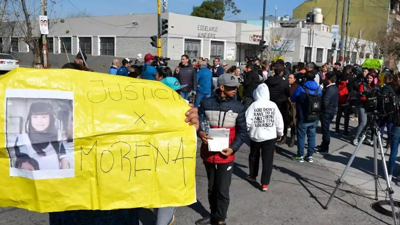 Crimen de Morena en Lanús: realizaron un emotivo abrazo simbólico a la escuela donde asistía