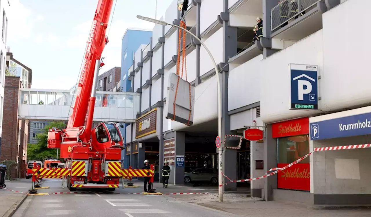 91-Jähriger zerstört Parkhauswand beim Einparken – Feuerwehr im Großeinsatz