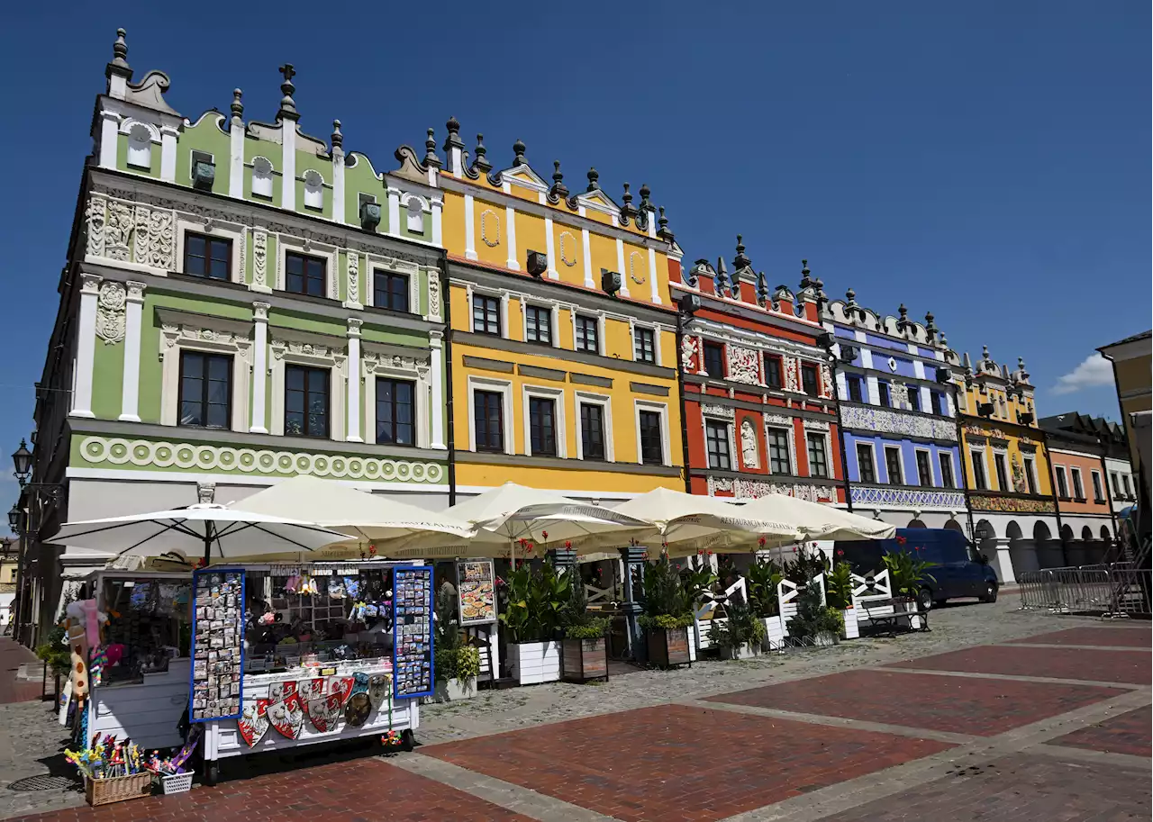 Thousands evacuated after a builder uncovers a WWII bomb in a Polish town