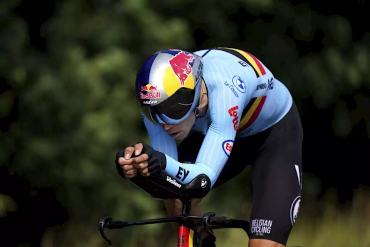 Wout van Aert over wereldtitel tijdrijden van Remco Evenepoel: “Het bewijst wat een klasbak hij is”