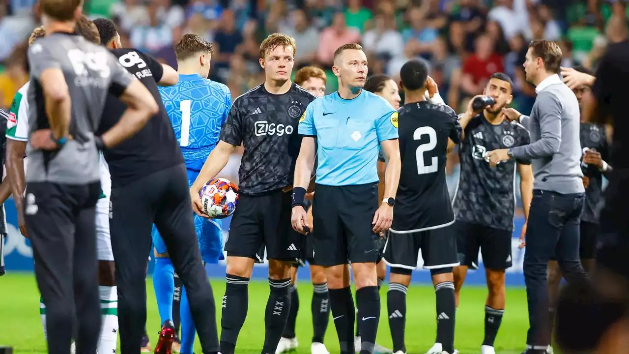 Groningen-Jong Ajax en Cambuur-Emmen stilgelegd na gooien bekers op veld