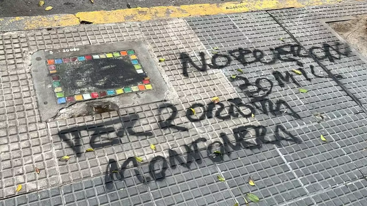 El colegio Carlos Pellegrini amaneció con graffitis negacionistas y frases de apoyo a Milei | Pintaron las placas de los desaparecidos