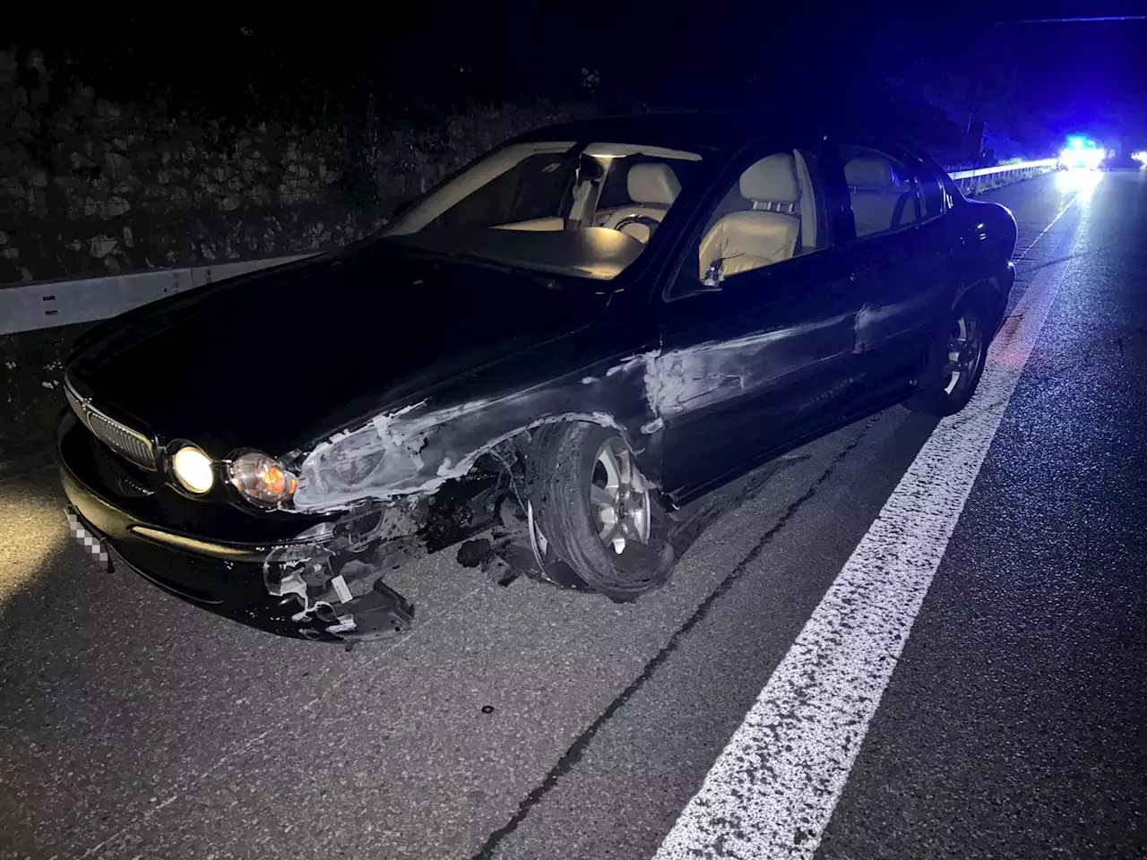 Autobahnunfall: Fahrer nickt ein und kollidiert mit Mittelleitplanke