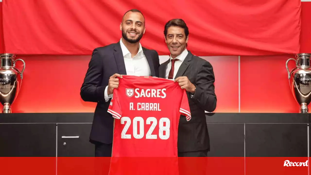 Benfica oficializa Arthur Cabral