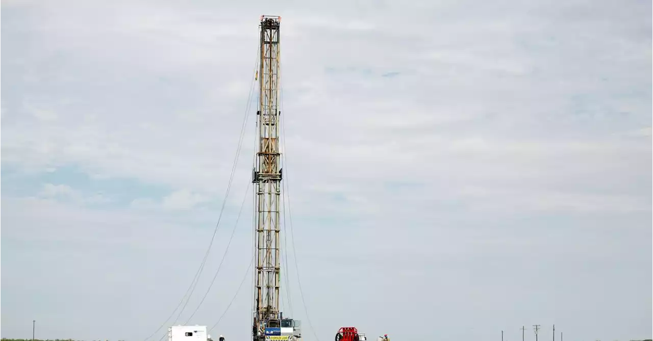 US drillers cut oil and gas rigs for fifth week in a row - Baker Hughes