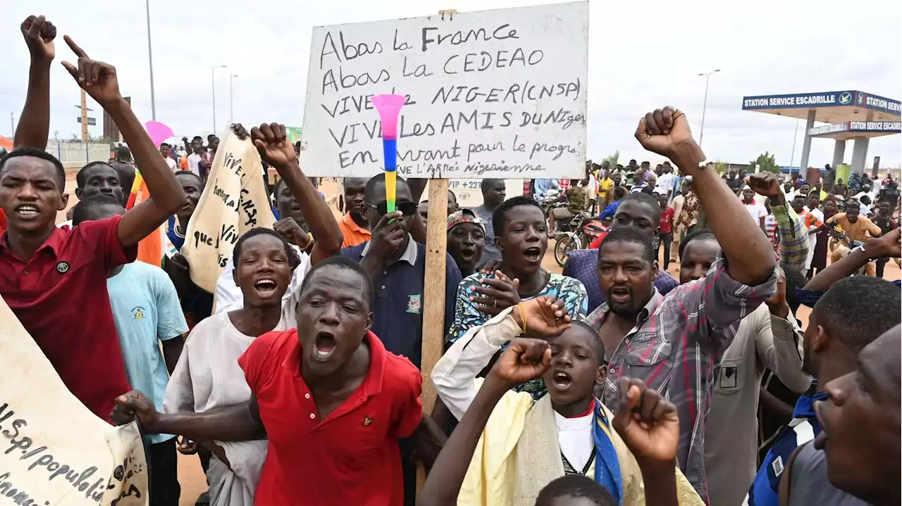 Niger : des milliers de partisans du régime rassemblés près de la base française à Niamey - rtbf.be