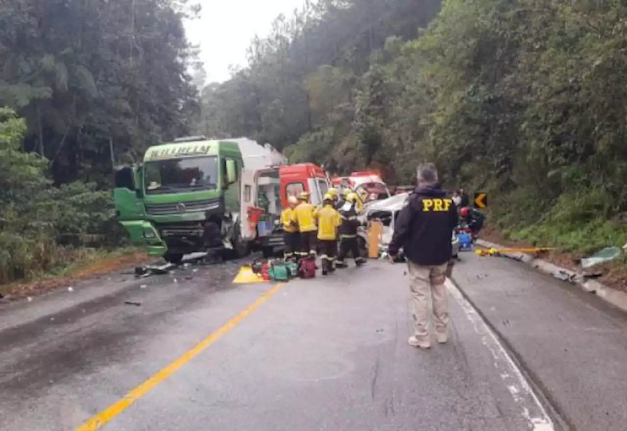 Acidente entre caminhão e carro deixa um morto e três feridos na BR-282, em SC - SBT News