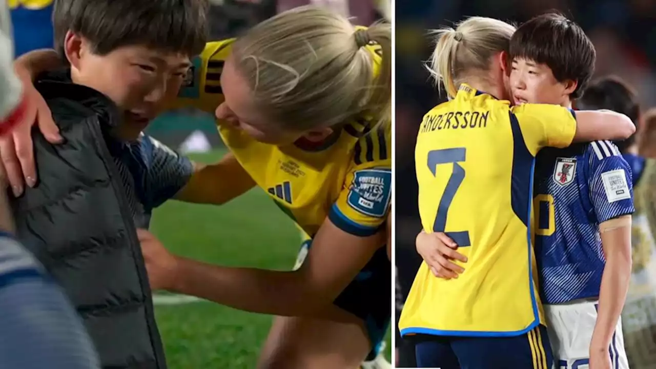 Fotboll: Jonna Andersson tröstade lagkamraten Maika Hamano efter Sveriges VM-kvartsfinalseger mot Japan