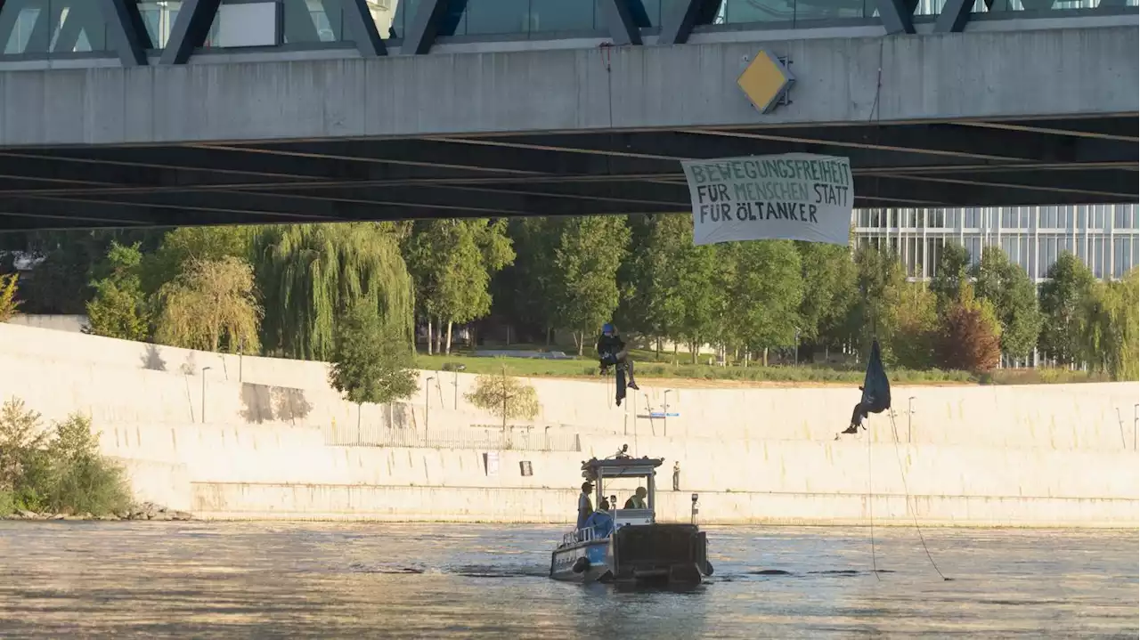 Protestaktion gegen Treibstoff-Transporte : Schweizer Polizei muss Schiffsverkehr bei Basel stoppen