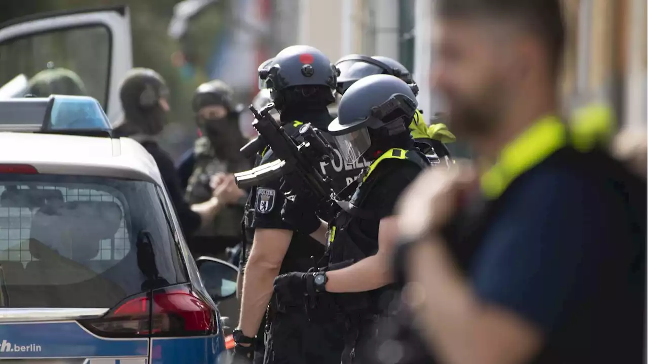 SEK-Einsatz in Berlin: Mann bedroht Essenslieferanten in Friedrichsfelde mit Waffe