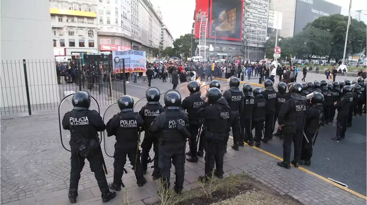 Murió un manifestante en medio de un operativo policial en el Obelisco