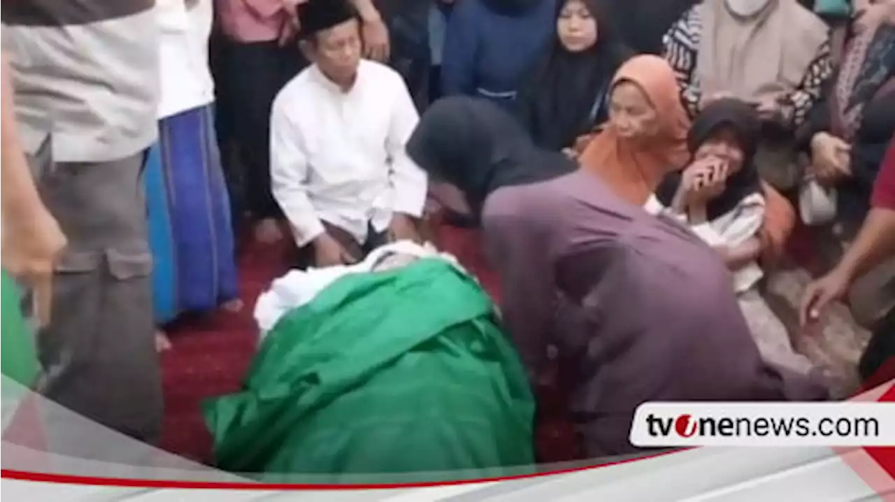 Isak Tangis Iringi Pemakaman Ibu yang Dibunuh Anaknya