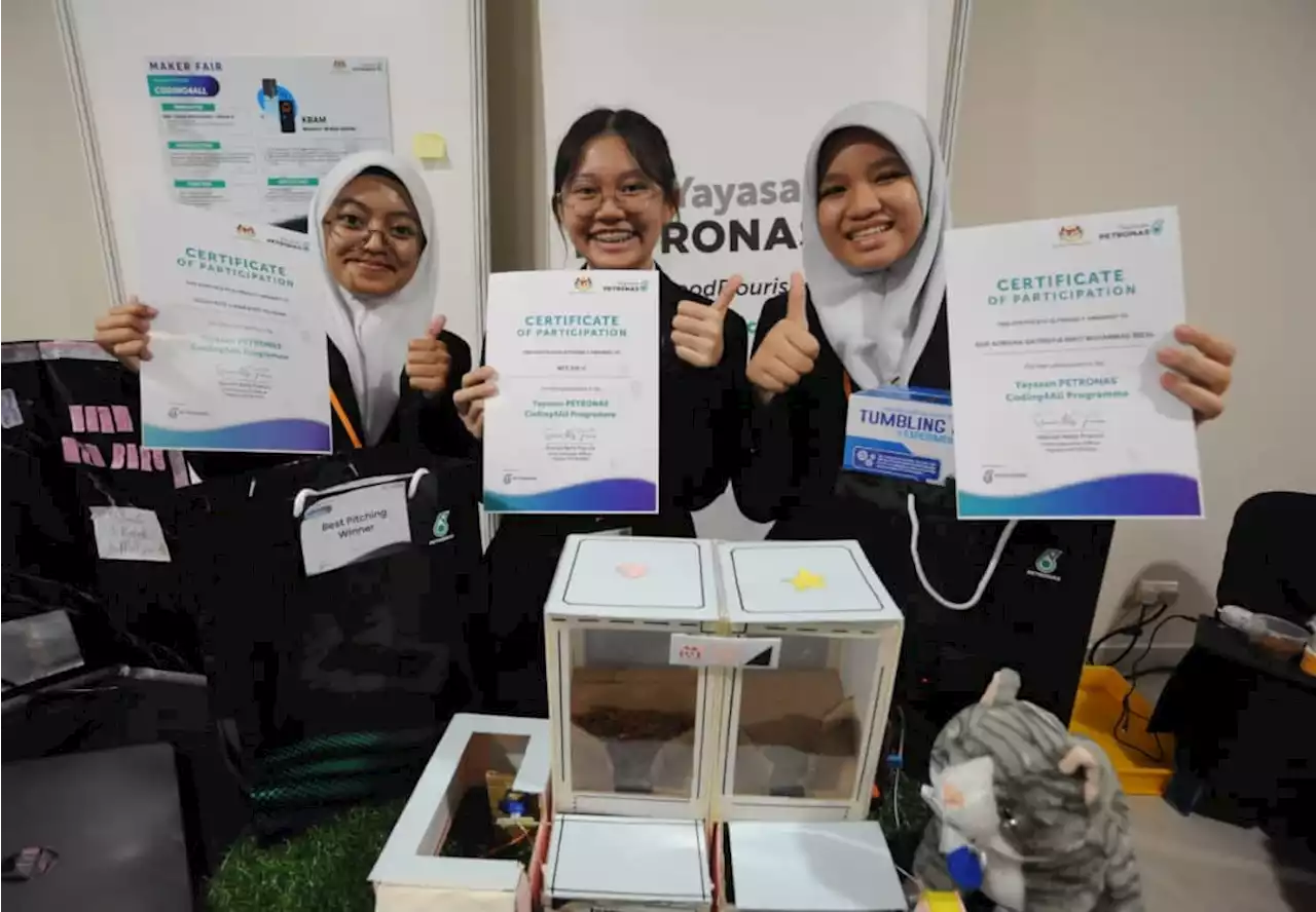 Tiga pelajar juara reka cipta hasilkan bekas makanan haiwan automatik