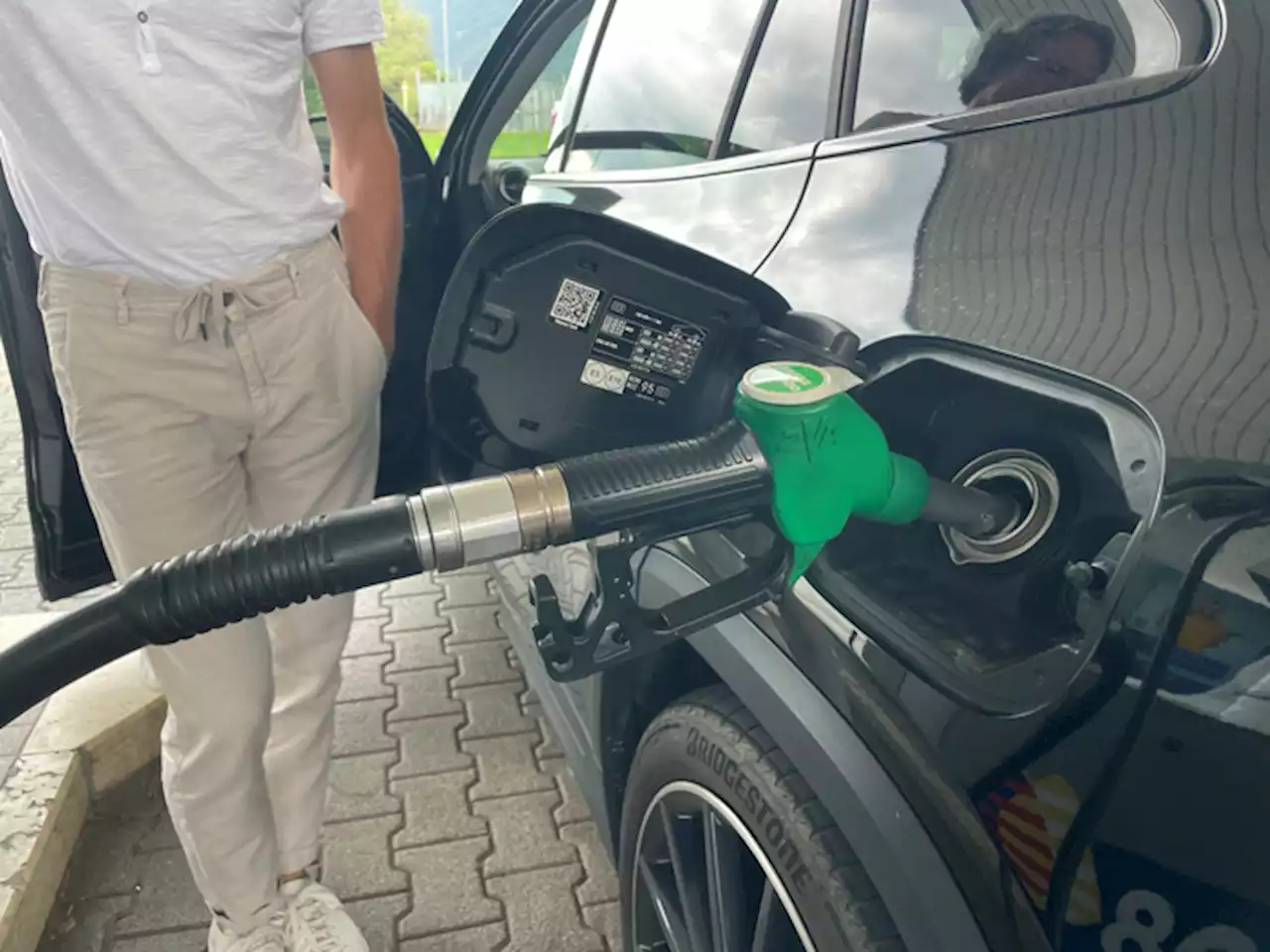 Benzina ancora su in autostrada, al self è a 2,014 euro - Notizie - Ansa.it