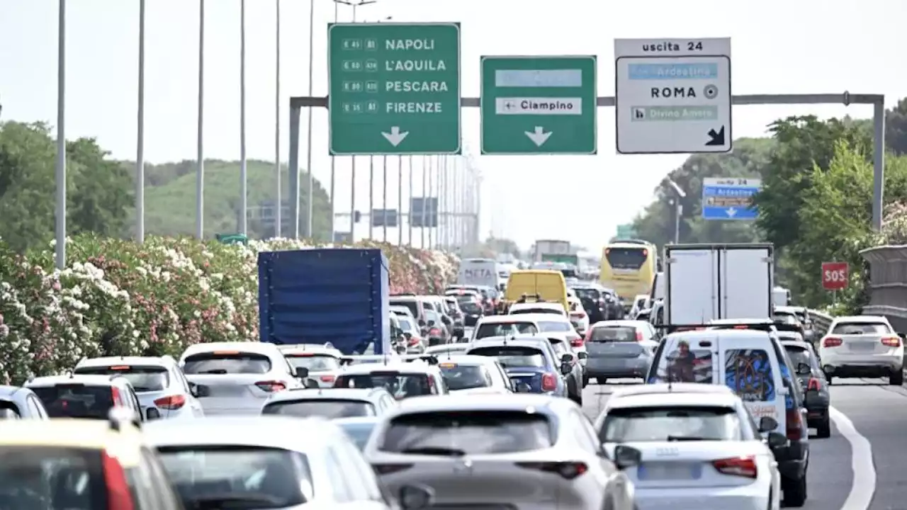 Situazione traffico: in A1 incidenti e code in direzione Napoli. Ore d'attesa agli imbarchi per la Sicilia a Villa San Giovanni