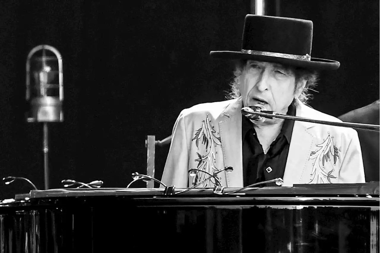 Bob Dylan Speaks On Death Of Robbie Robertson, His “Lifelong Friend”