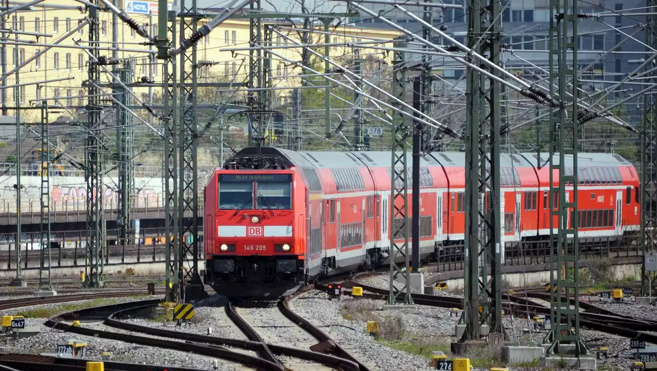 Manipulierte Steckdosen im Zug – Frau erleidet Stromschlag