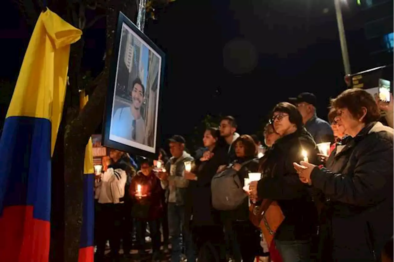 En fotos: con velatón, familiares piden justicia por joven asesinado en robo en Bogotá