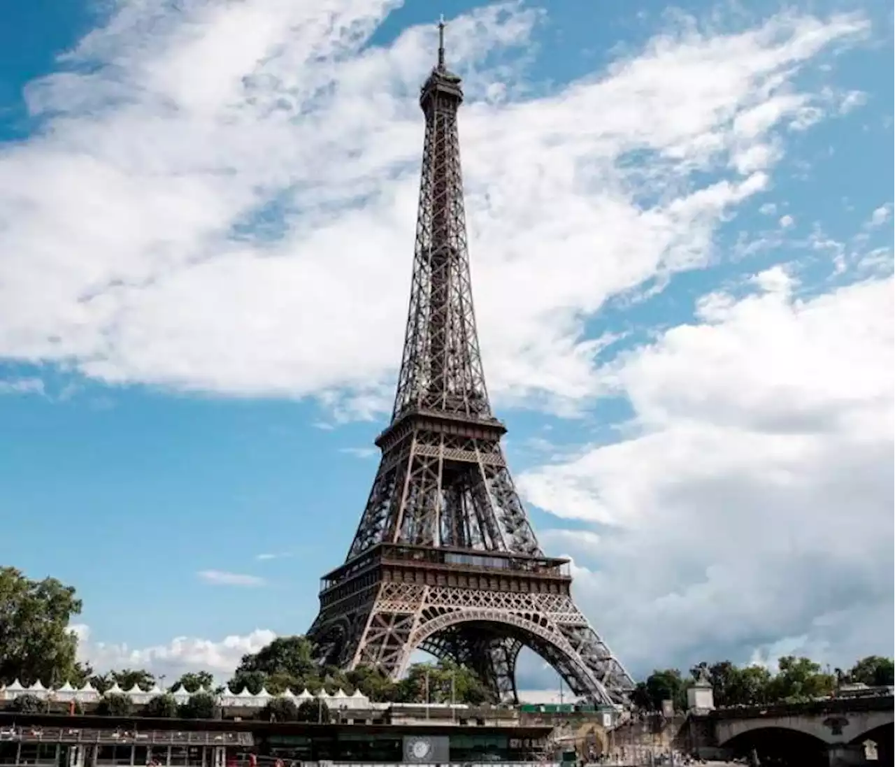 Urgente: evacúan la Torre Eiffel y sus alrededores por alerta de bomba