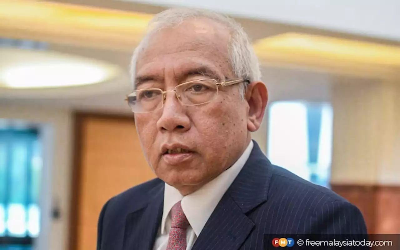 Mahdzir accepts defeat, tells supporters to stay calm