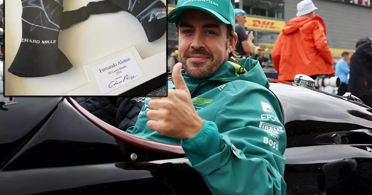 Checo Pérez pone en subasta guantes de Fernando Alonso por una buena causa