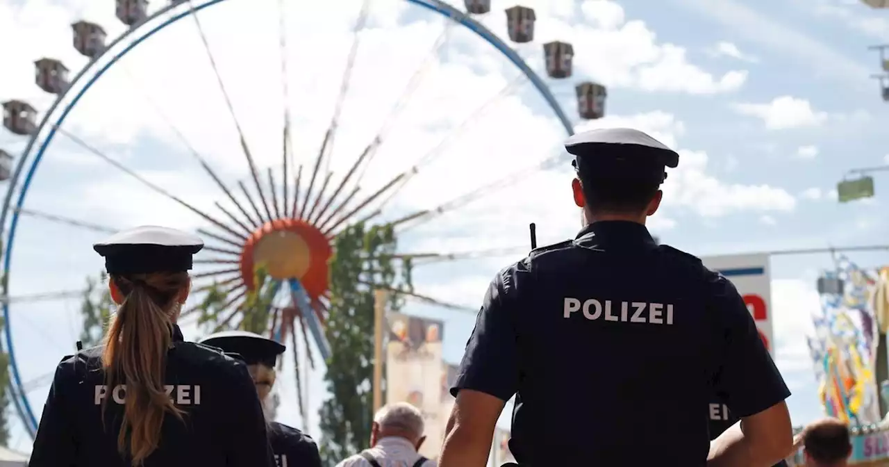 Gäubodenvolksfest-Besucher greift Frau unter den Rock