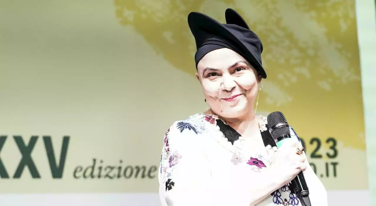 Michela Murgia, i funerali oggi a Roma nella Chiesa degli Artisti: ad officiare la cerimonia l'amico don Walter Insero