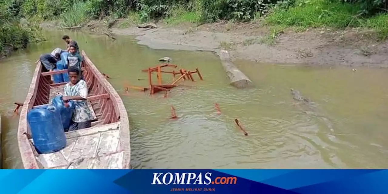 Warga Distrik Airu Buang Meja Sekolah Bantuan Dinas ke Sungai