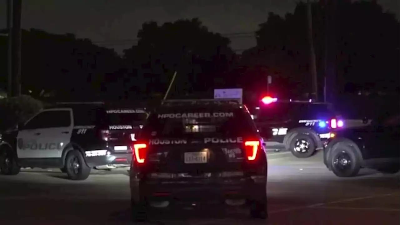 2 shot inside their truck during robbery in west Houston, suspect still at large